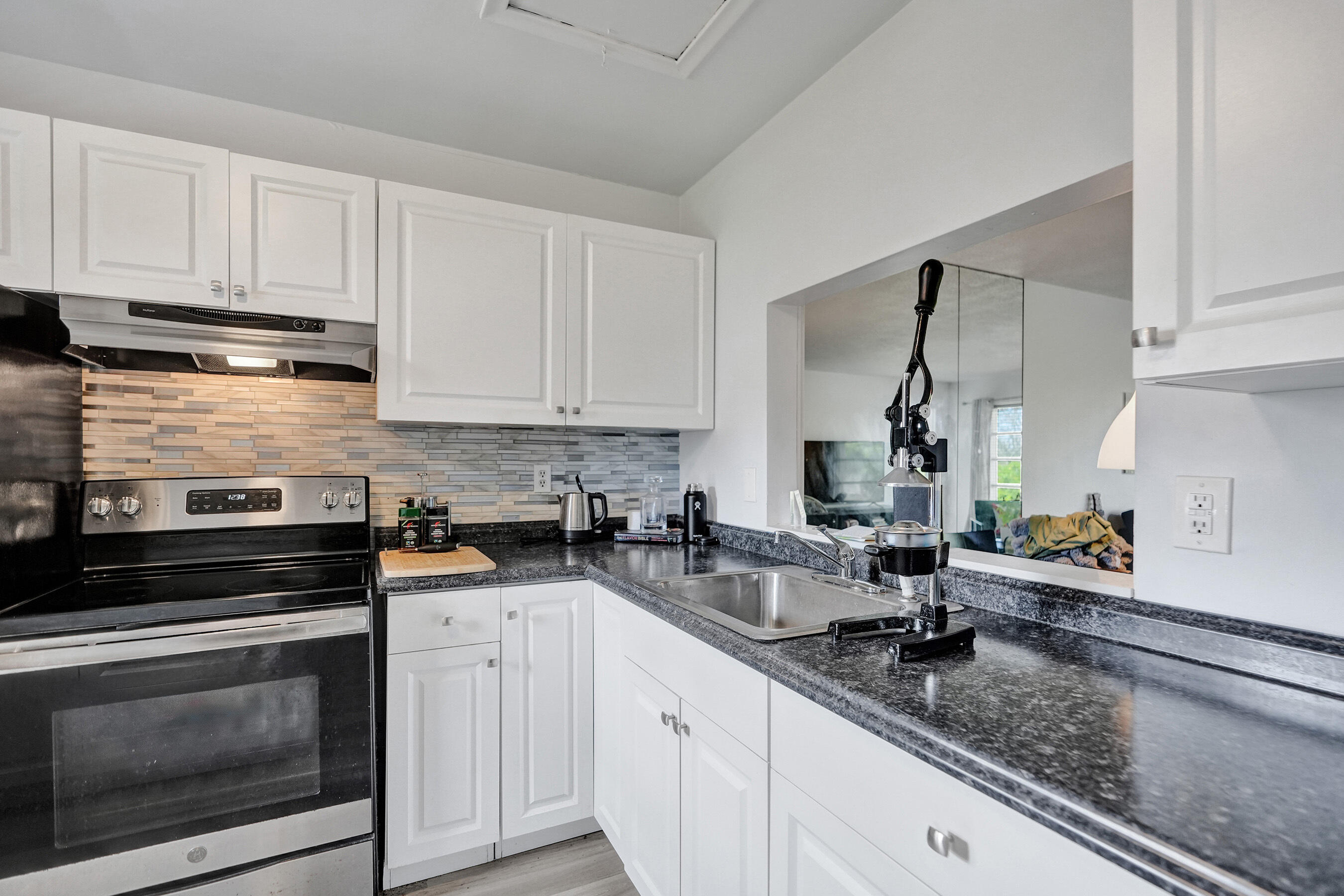 KINGS PARK GARDEN APTS CONDO - Residential