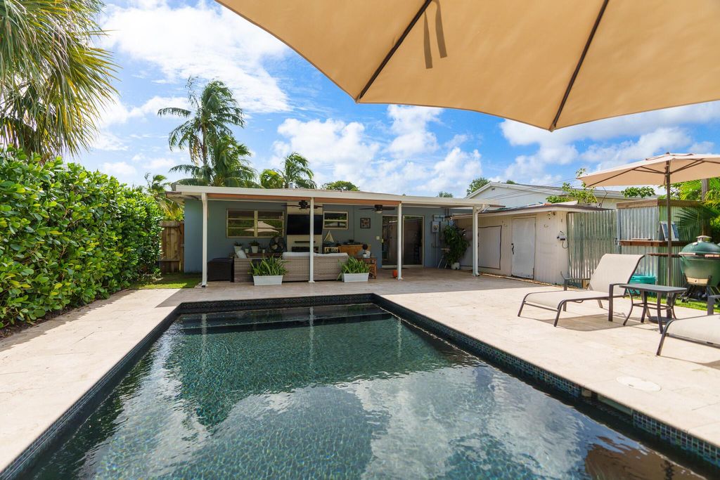 Photo of 113 SE 5th Avenue, Boynton Beach, FL 33435 (MLS # R11033747)