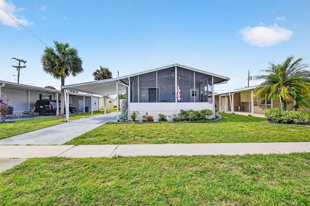 Photo of 4290 Meadow View Drive, Boynton Beach, FL 33436 (MLS # B26015910)