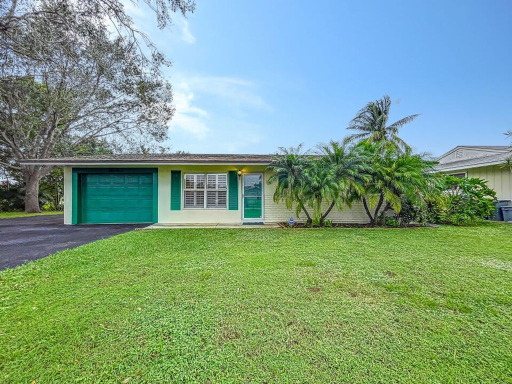 Photo of 1643 SE Lafayette Street, Stuart, FL 34997 (MLS # R10943646)