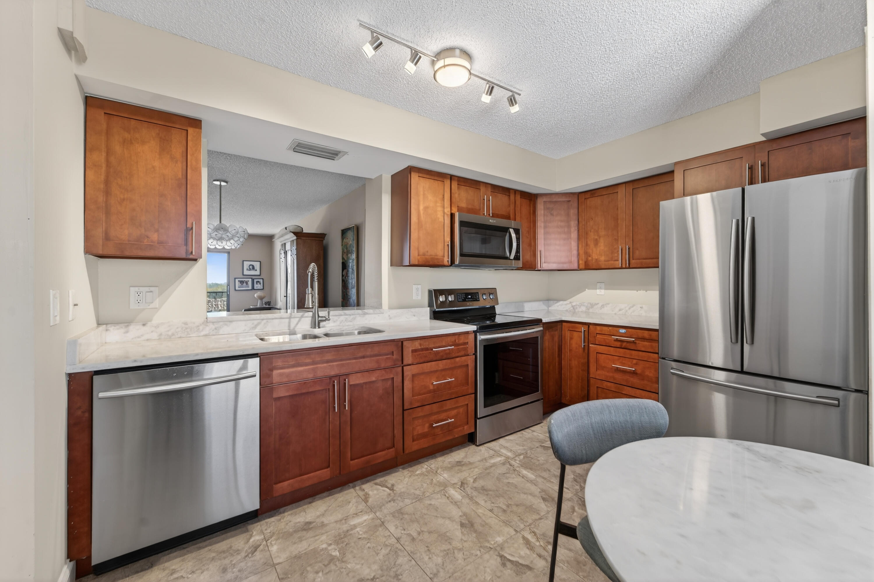 HUNTINGTON TOWERS CONDO - Residential