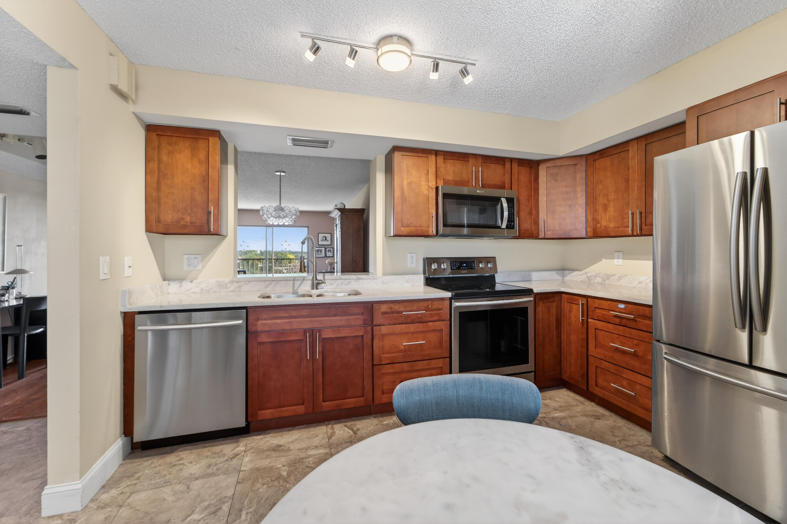 HUNTINGTON TOWERS CONDO - Residential