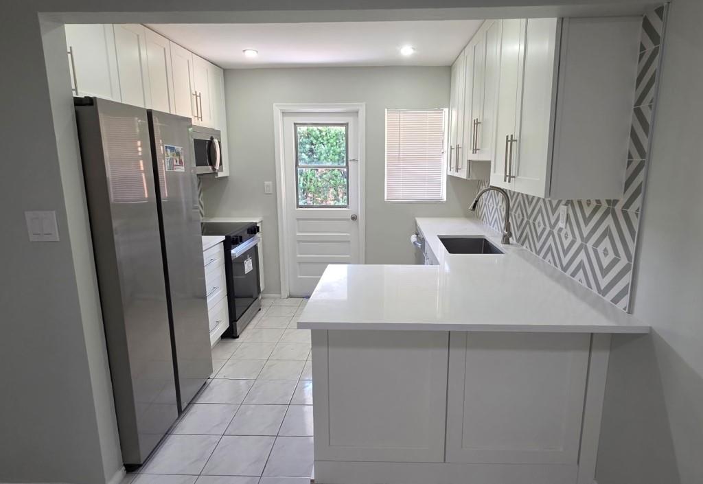Stunning 2BR/2BA Duplex for Rent - Move-In Ready! Beautifully updated featuring brand new kitchen with modern appliances and recently renovated bathrooms. Located near both gorgeous South Florida beaches and Fort Lauderdale Airport (FLL) for the perfect blend of coastal living and travel convenience. Private fenced-in yard for relaxation Two dedicated parking spots. Ideal for anyone seeking modern comfort in a prime location. The private yard and parking make this rental exceptional compared to typical apartments. Available immediately - this move-in ready gem may not last. Stunning Duplex for Rent - Move-In Ready with Luxury Updates. Discover this exceptionally updated 2 bedroom, 2 bathroom duplex that perfectly combines modern luxury with an unbeatable South Florida location.