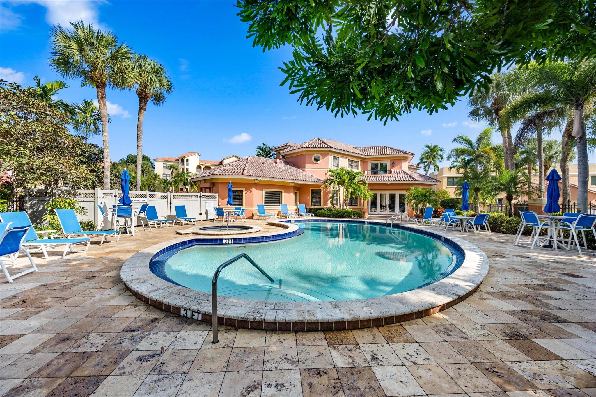 UNO LAGO 6 CONDO - Residential