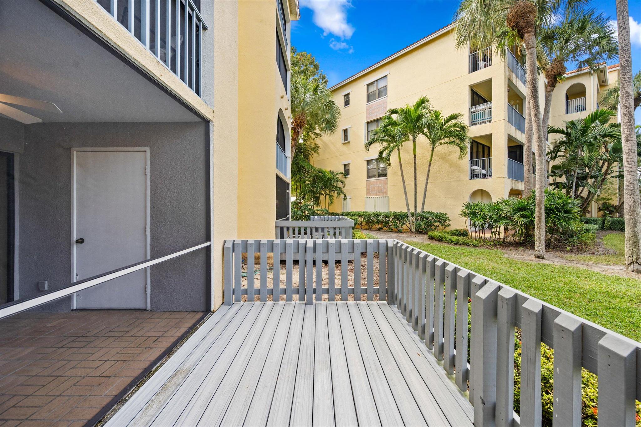 UNO LAGO 6 CONDO - Residential