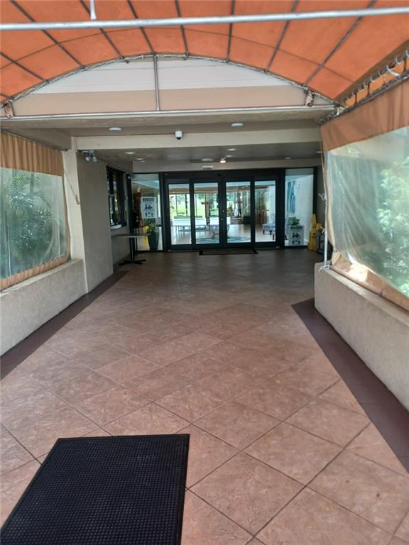 COUNTRY CLUB APTS AT BONA - Residential