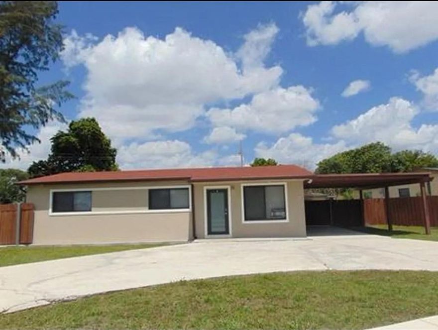 Charming 3BR/1BA Single family home- Recently updated- Large fenced yard- Pet friendly-
Available now for immediate move in! **
Enjoy new interior paint, New light fixtures, Blinds, Updated laminate flooring, a brand new bathtub & vanity, and a new AC unit for year round comfort. 
Fully fenced large yard offers ideal space for kids, pets or entertaining. 
Conveniently located near major highways, schools, & parks.