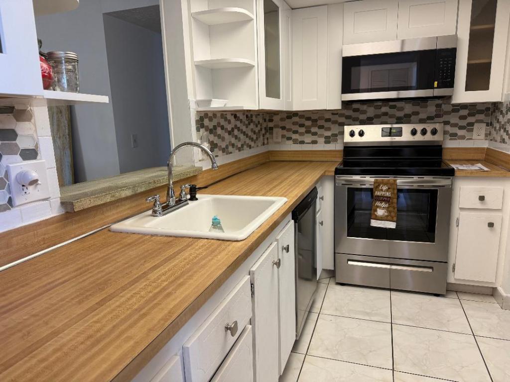 VILLAGES OF ORIOLE ABBEY CONDO - Residential Lease