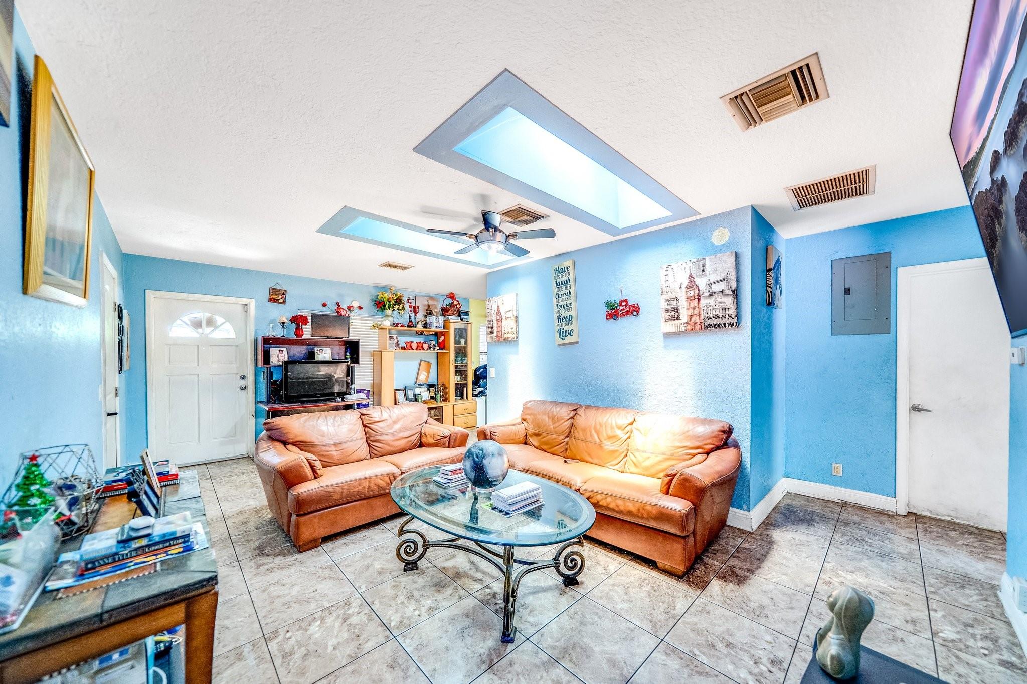 907 W Bloxham Street, Lantana, FL, 33462/$425,000 3 907 W Bloxham Street
