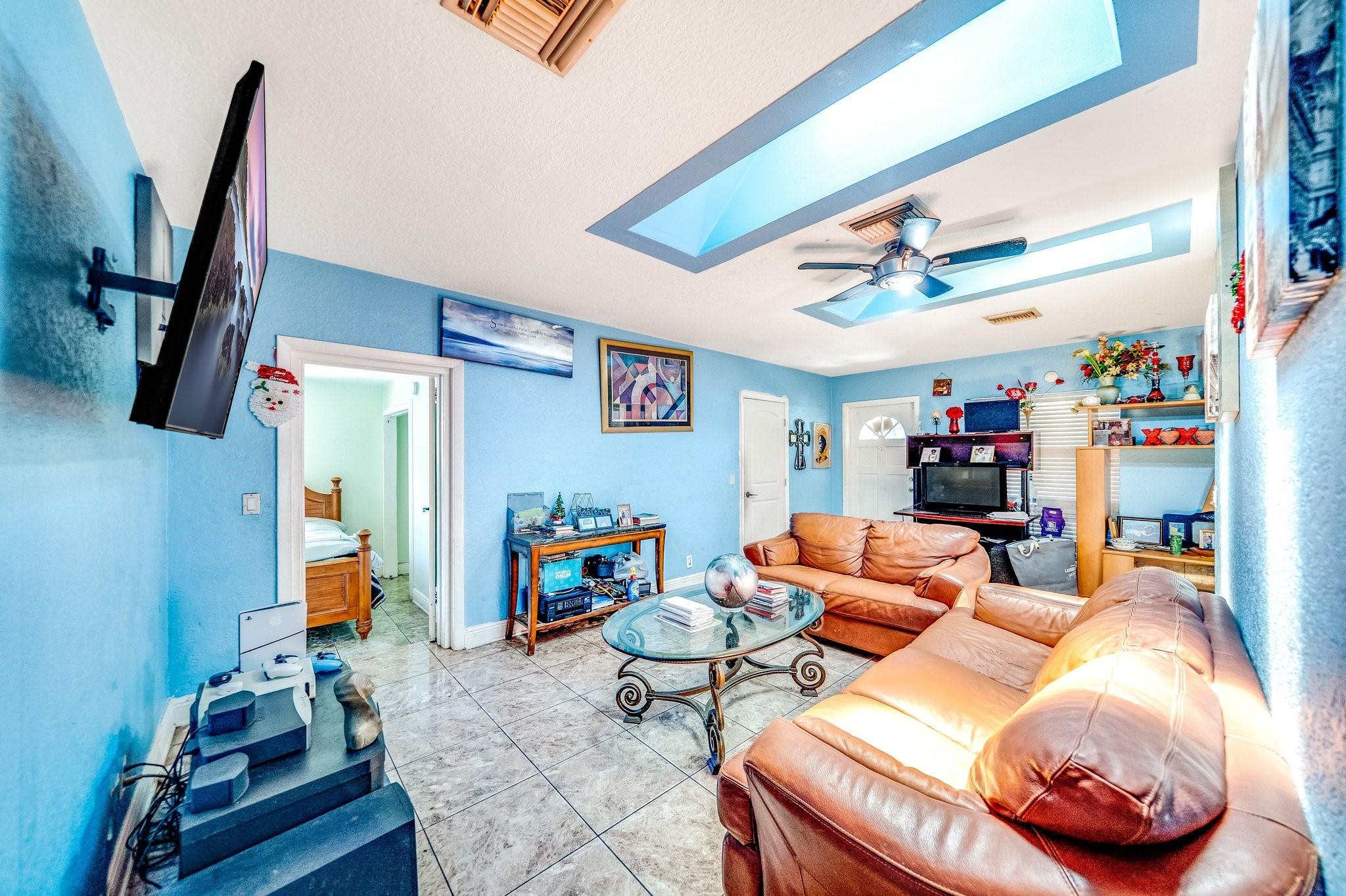 907 W Bloxham Street, Lantana, FL, 33462/$425,000 4 907 W Bloxham Street