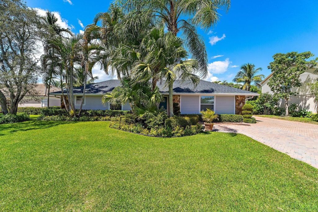 Photo of 10 SE Splitrail Circle, Jupiter, FL 33469 (MLS # R11127272)