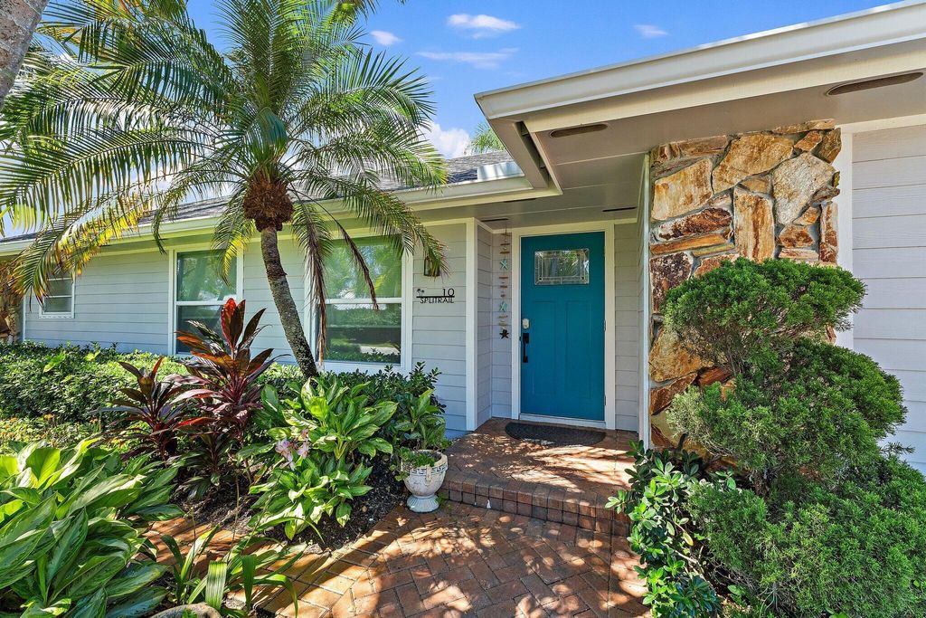 Photo of 10 SE Splitrail Circle, Jupiter, FL 33469 (MLS # R11127272)