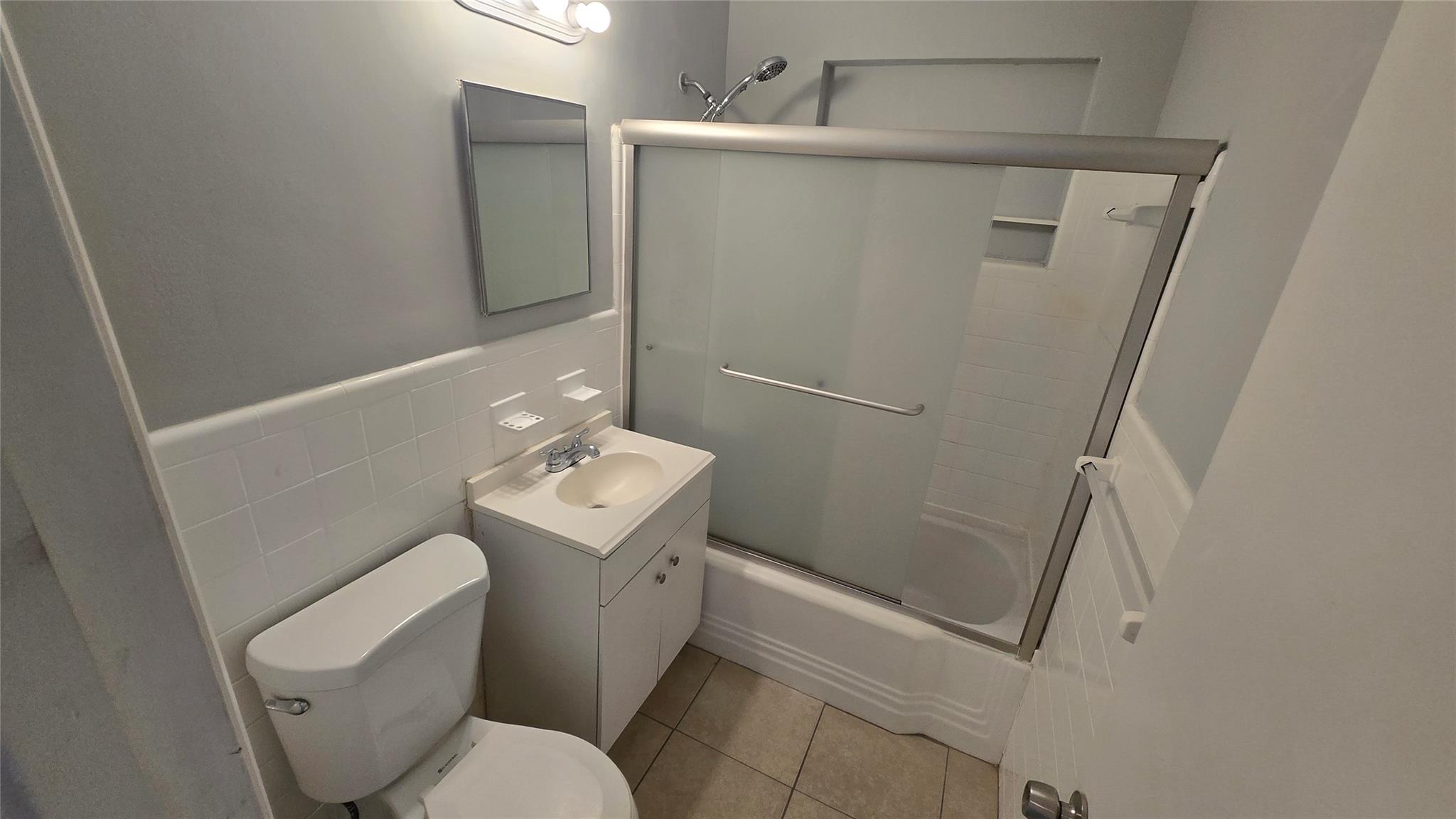 Airport Vista 18-21 B - Residential Lease