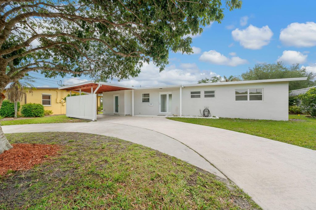 Photo of 3041 SE Morningside Boulevard, Port Saint Lucie, FL 34952 (MLS # B26019367)