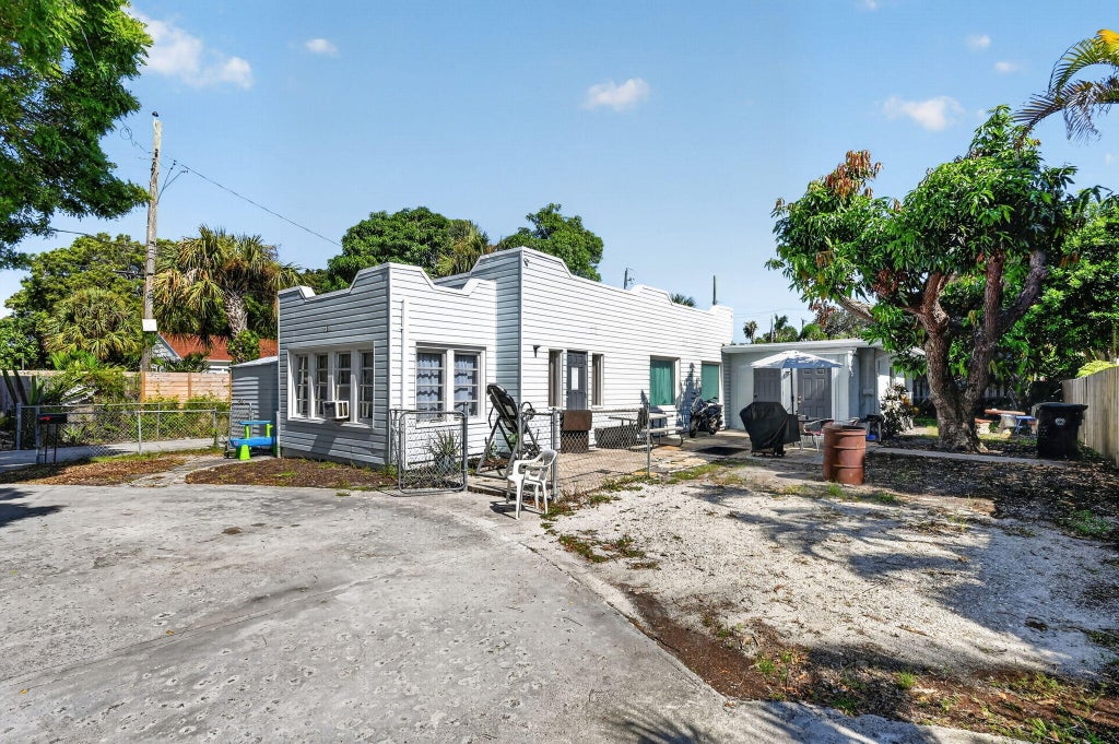 Photo of 633 Franklin Road, West Palm Beach, FL 33405 (MLS # B26067669)