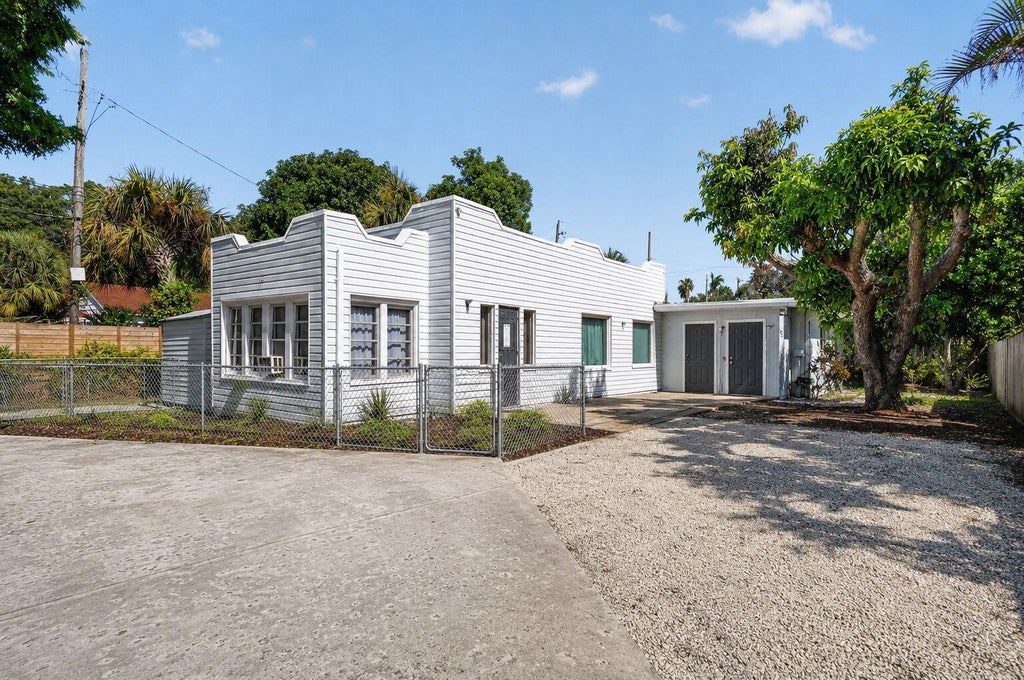 Photo of 633 Franklin Road, West Palm Beach, FL 33405 (MLS # B26067669)