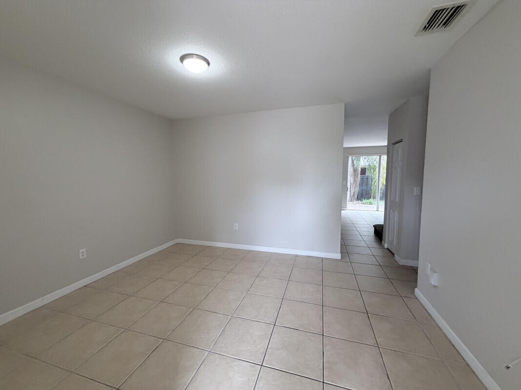 View photos, virtual tours, details... 933 NE 42nd Avenue