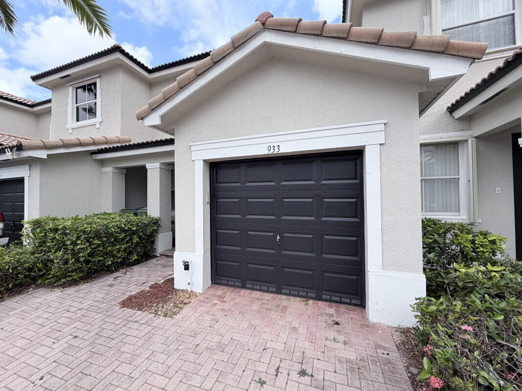 View photos, virtual tours, details... 933 NE 42nd Avenue