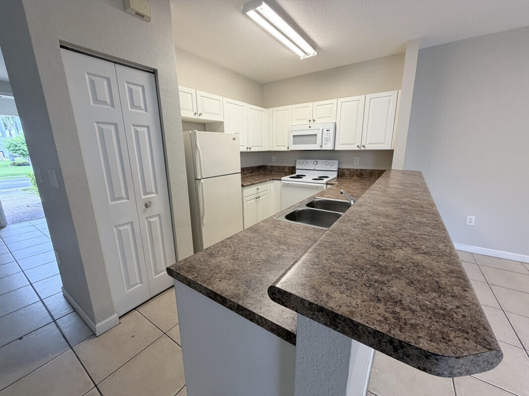 View photos, virtual tours, details... 933 NE 42nd Avenue