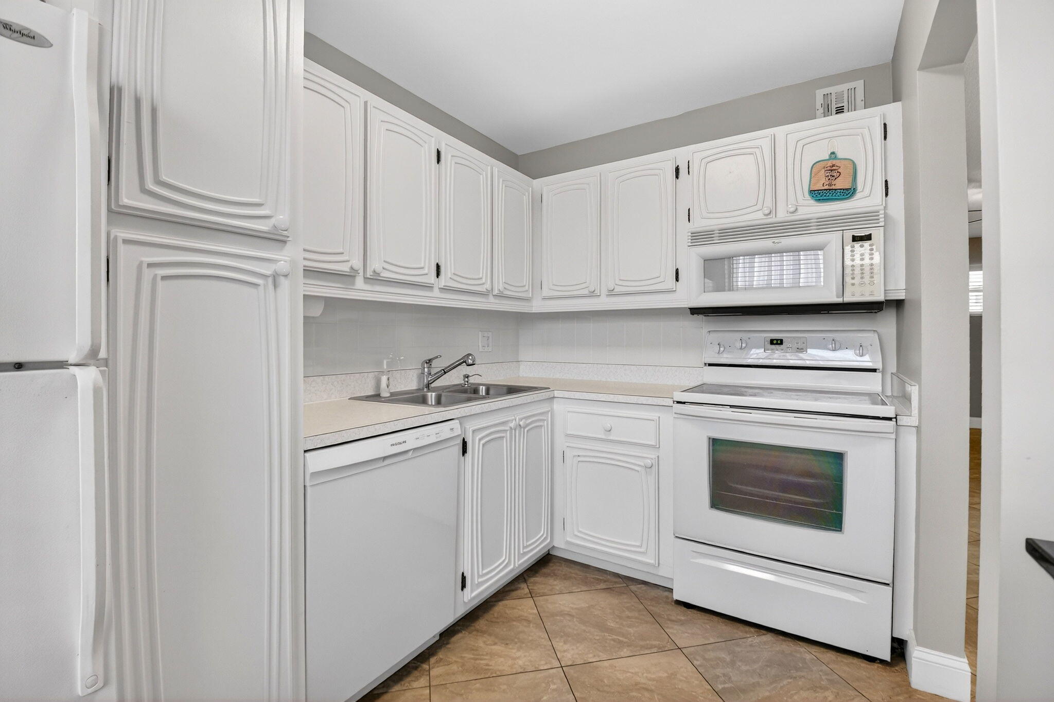 COLONIAL CLUB CONDO SEC 1 - Residential Lease