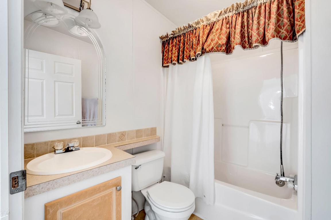 COUNTRY KNOLLS - Residential