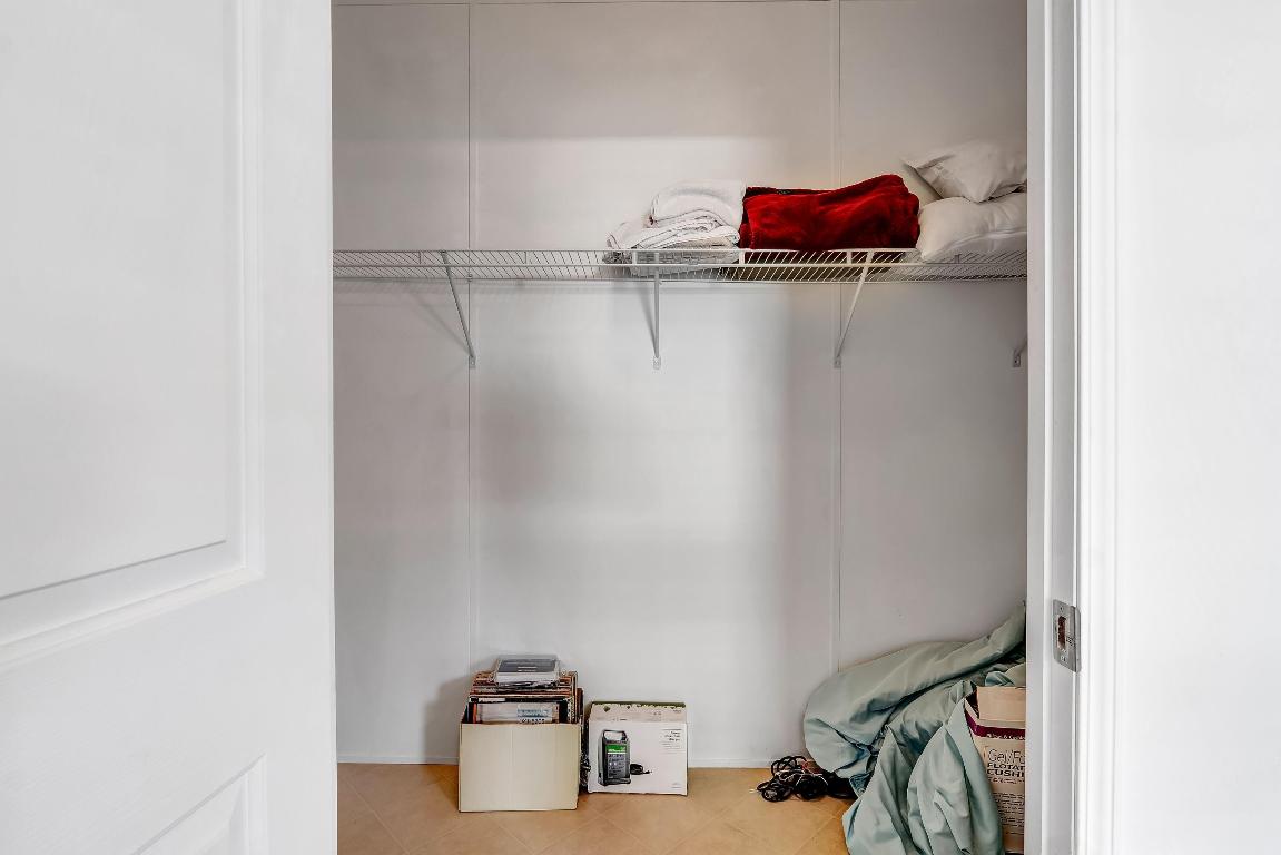 COUNTRY KNOLLS - Residential