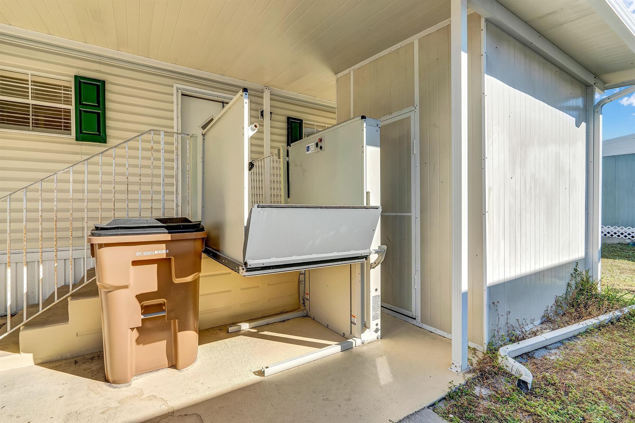 COUNTRY KNOLLS - Residential