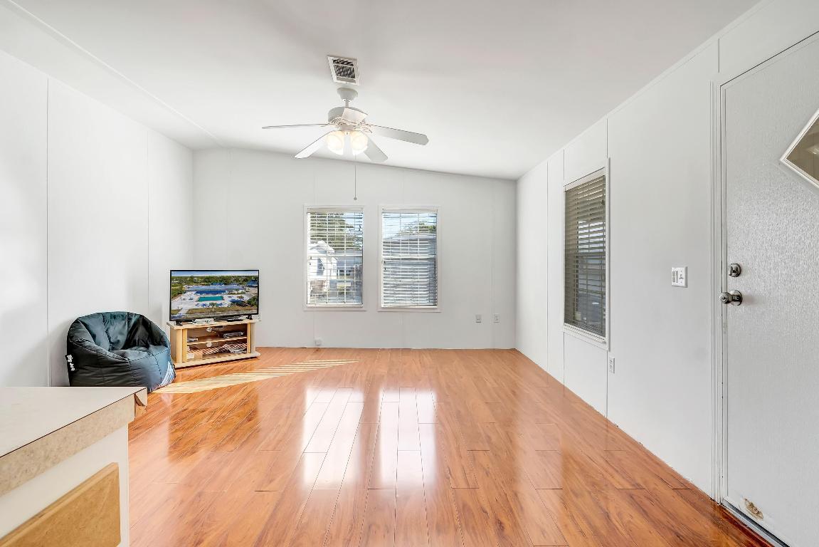 COUNTRY KNOLLS - Residential