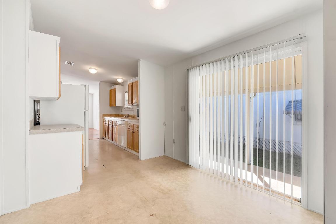 COUNTRY KNOLLS - Residential