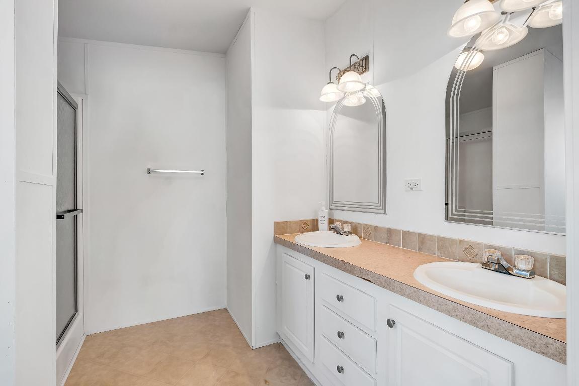 COUNTRY KNOLLS - Residential