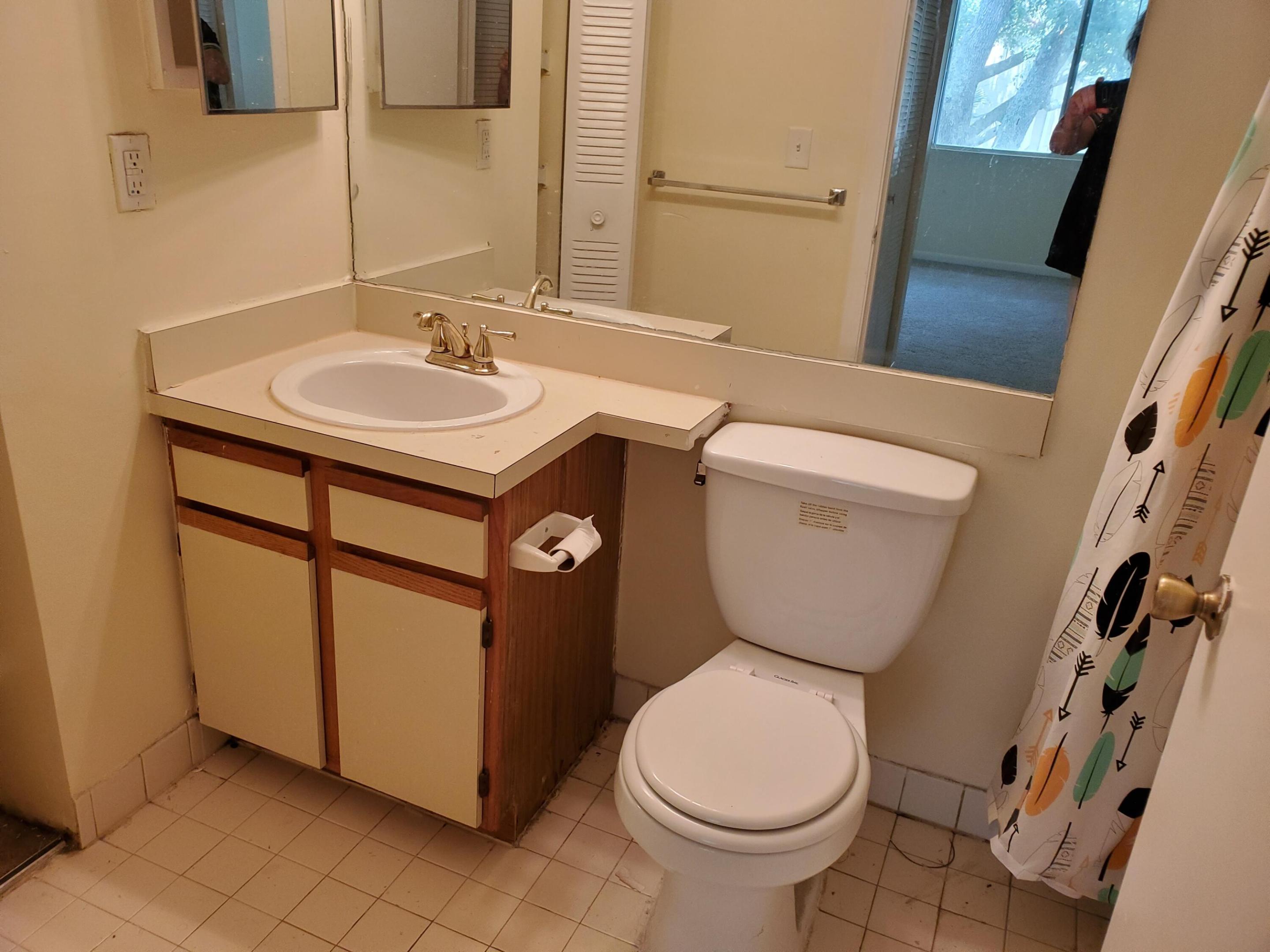 851 Lyons Road 22203