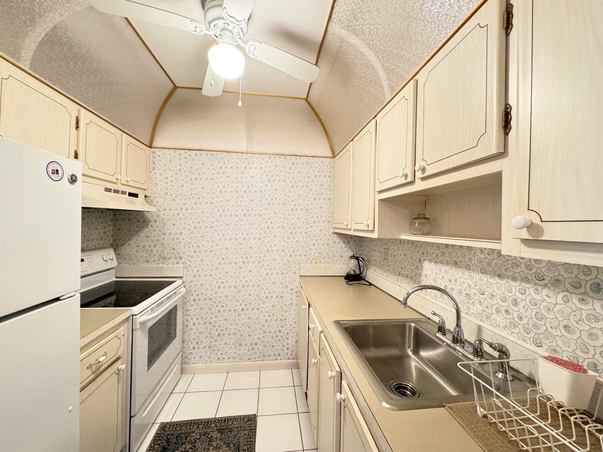 LAKESIDE POINT APT 6 COND - Residential Lease