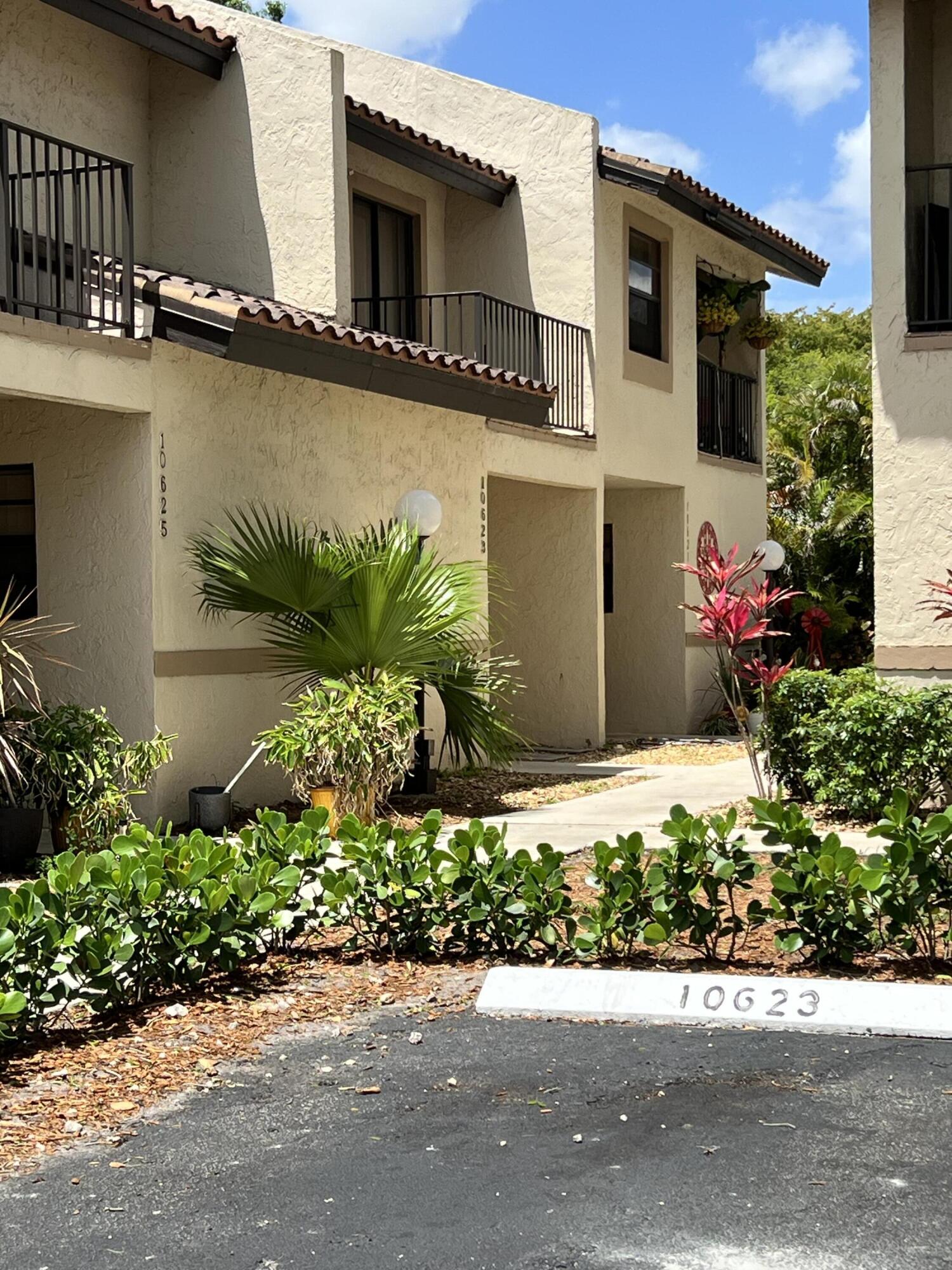 COUNTRY CLUB TOWNHOMES CONDO - Residential Lease