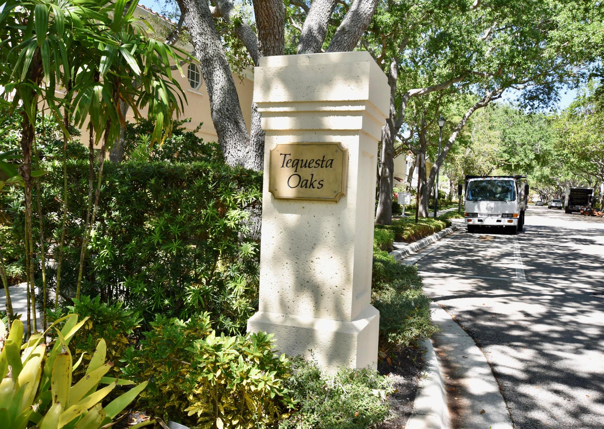 TEQUESTA OAKS - Residential