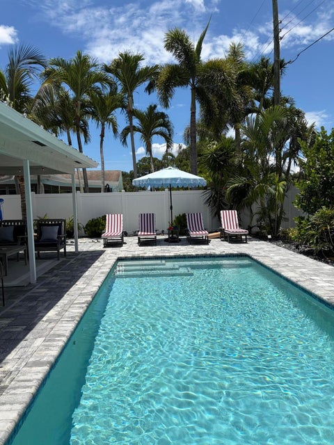 Photo of 2527 SW 12th Street, Boynton Beach, FL 33426 (MLS # B26035638)