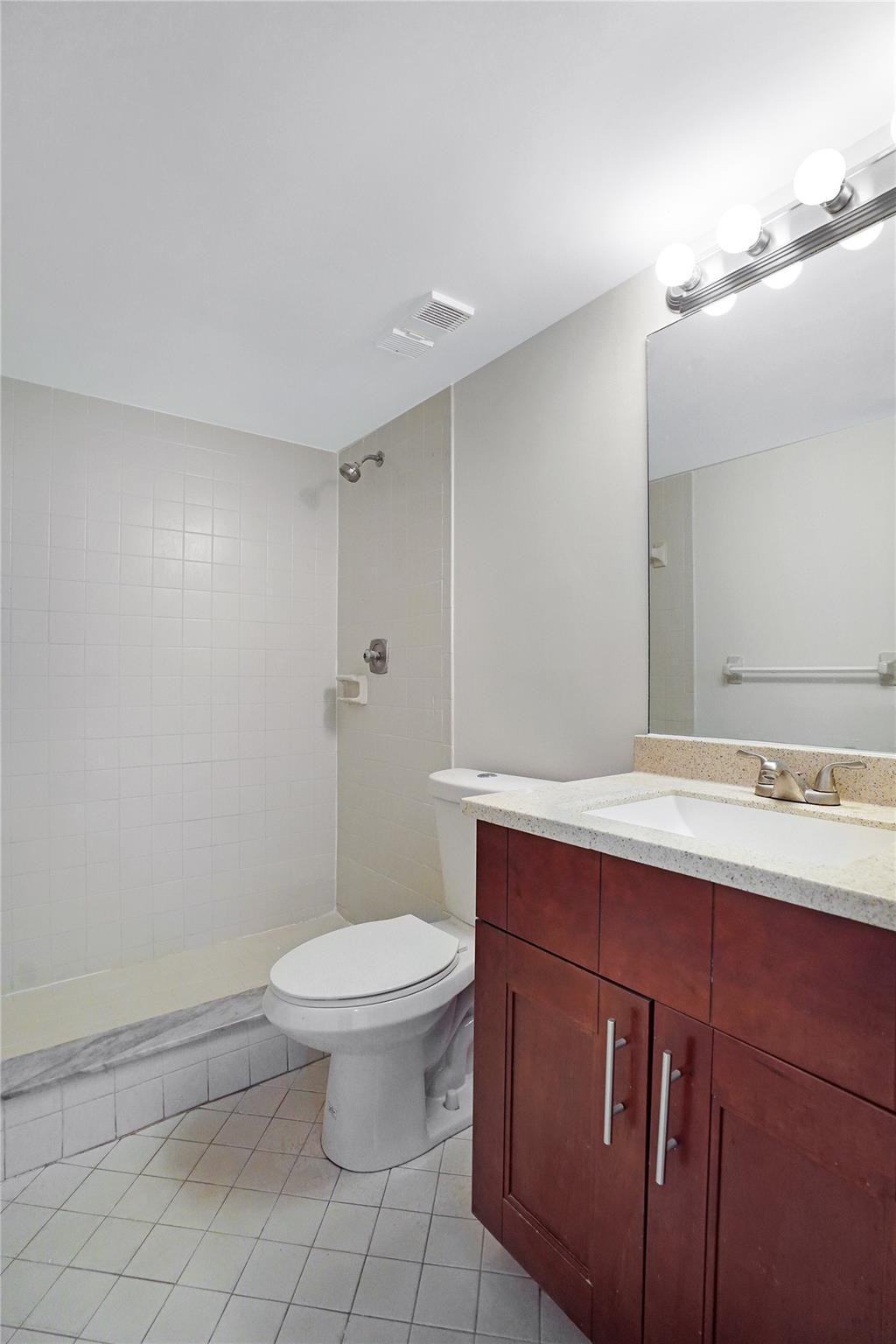 LAKE EMERALD - Residential Lease