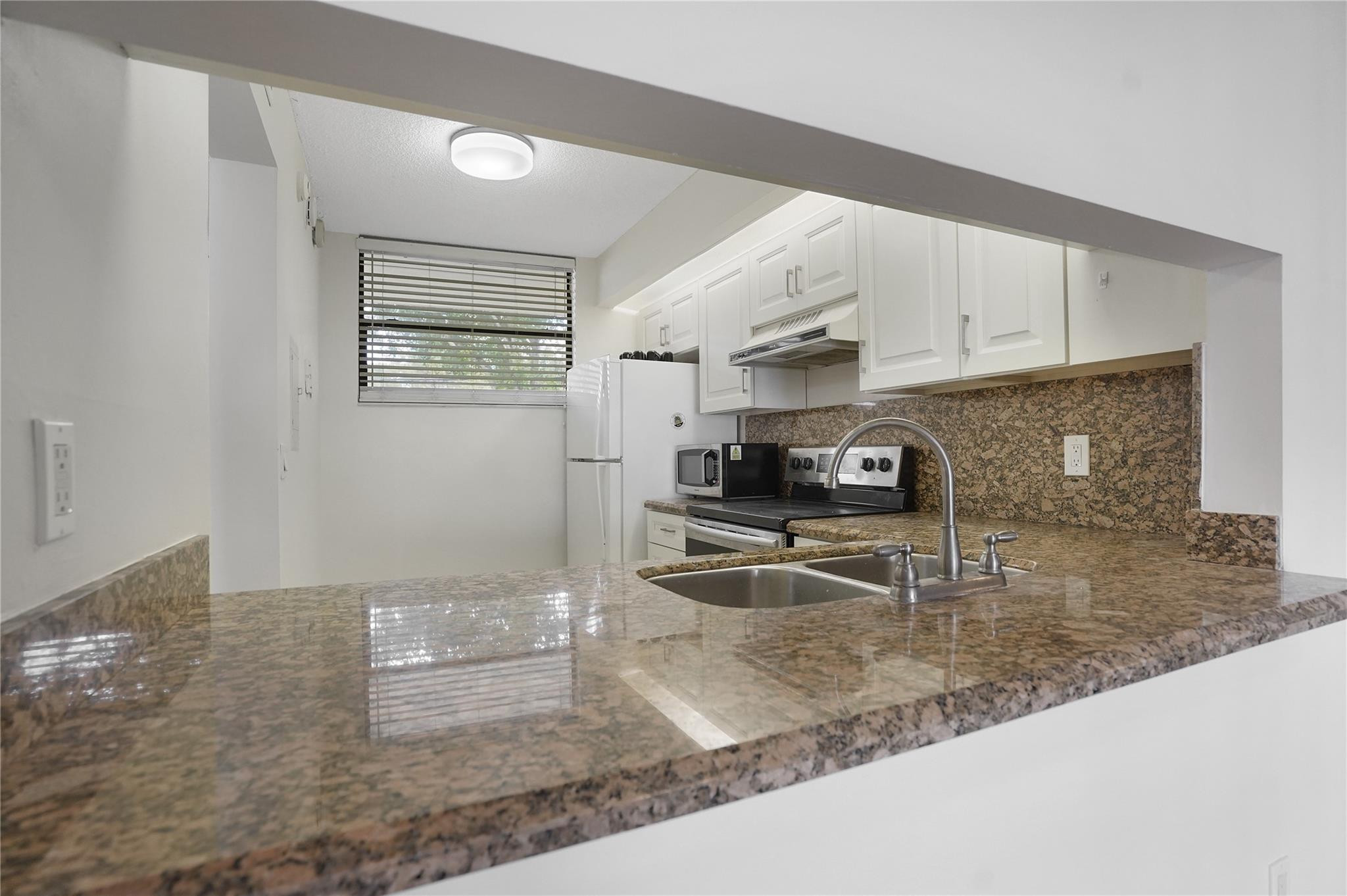 LAKE EMERALD - Residential Lease