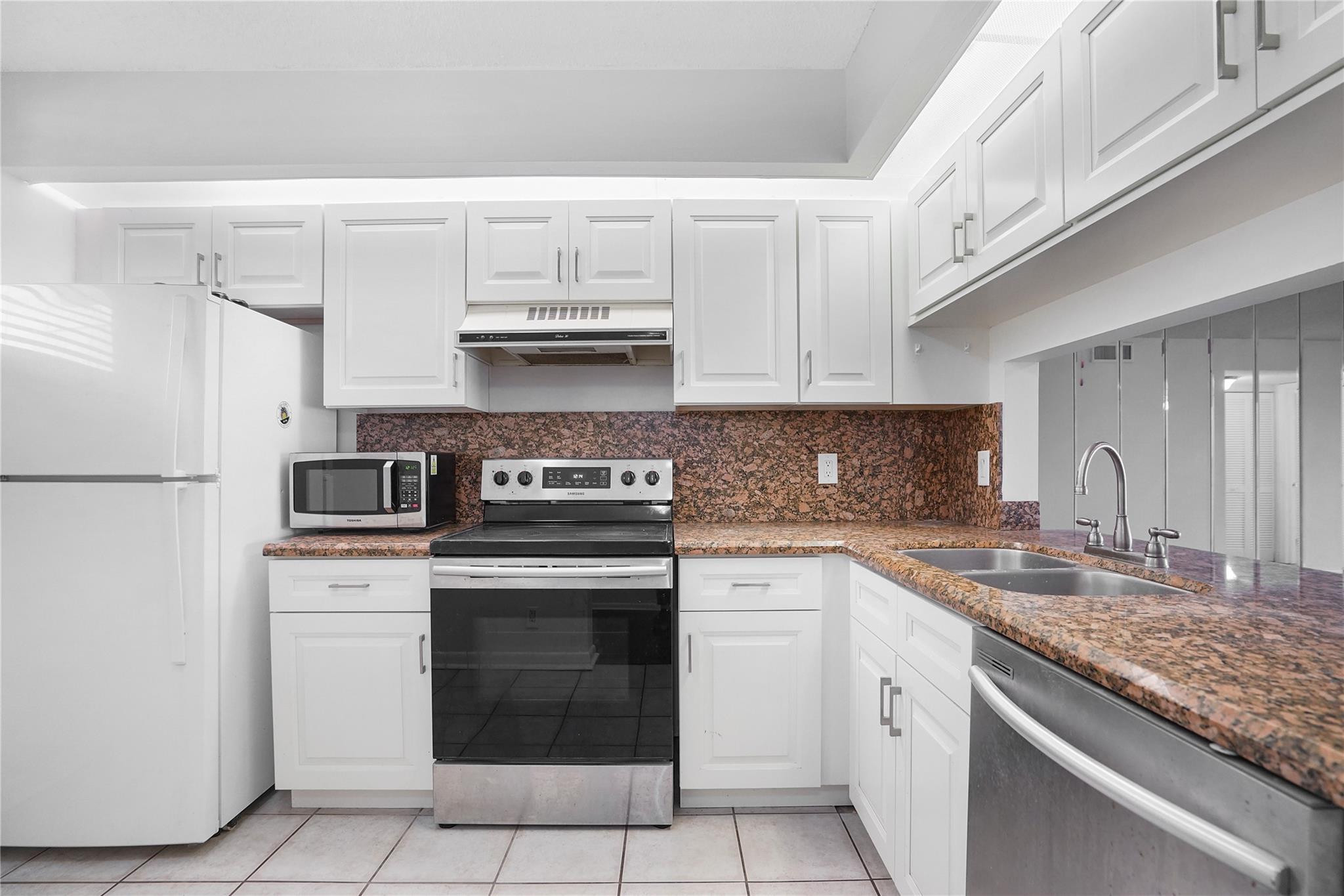 LAKE EMERALD - Residential Lease