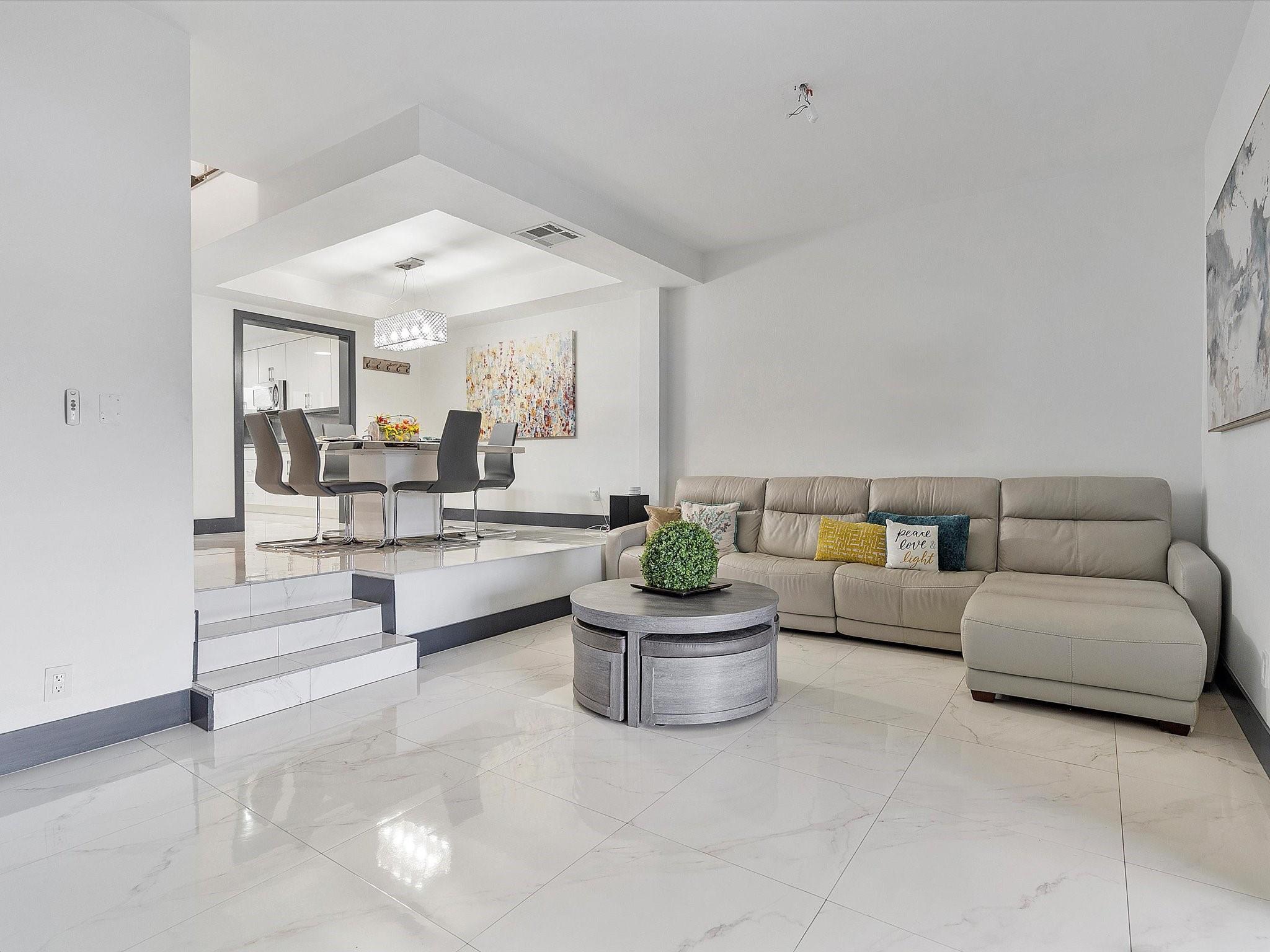 8992 Palm Tree Ln