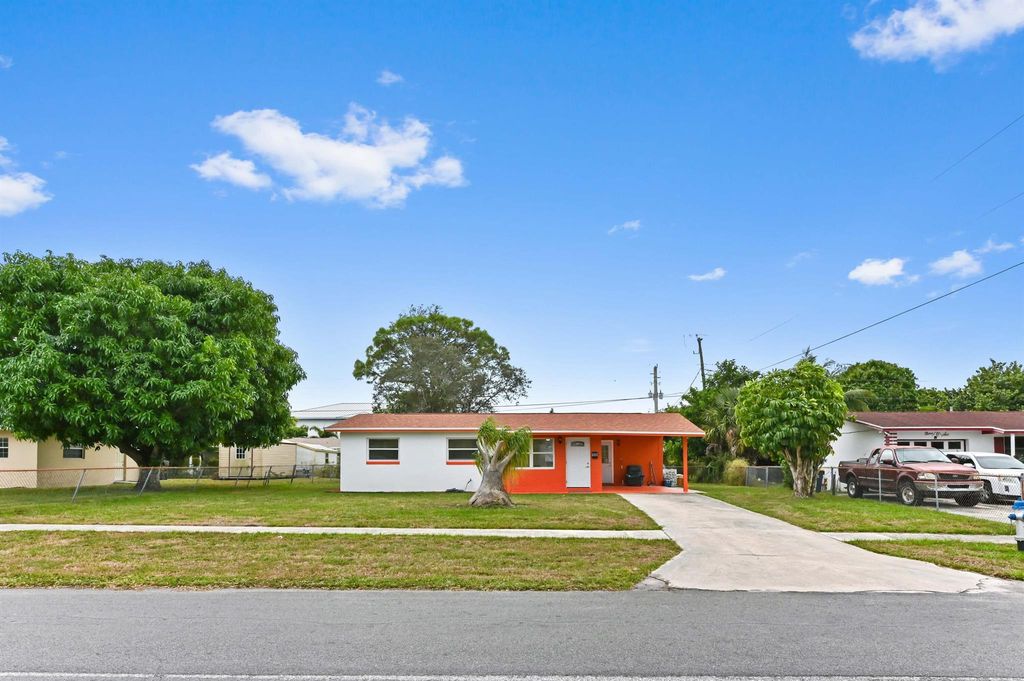 Photo of 908 SE Hall Street, Stuart, FL 34994 (MLS # R11148825)