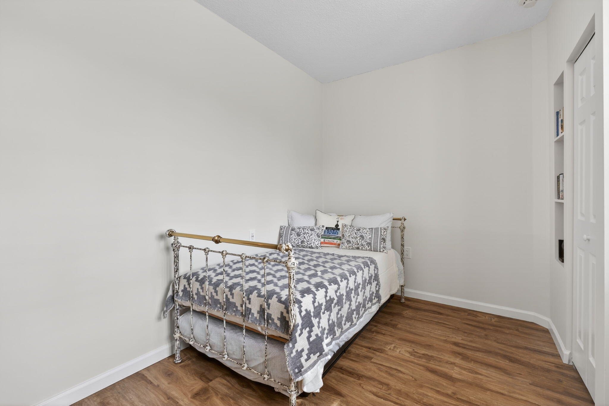 SEA COLONY 1 - Residential Lease