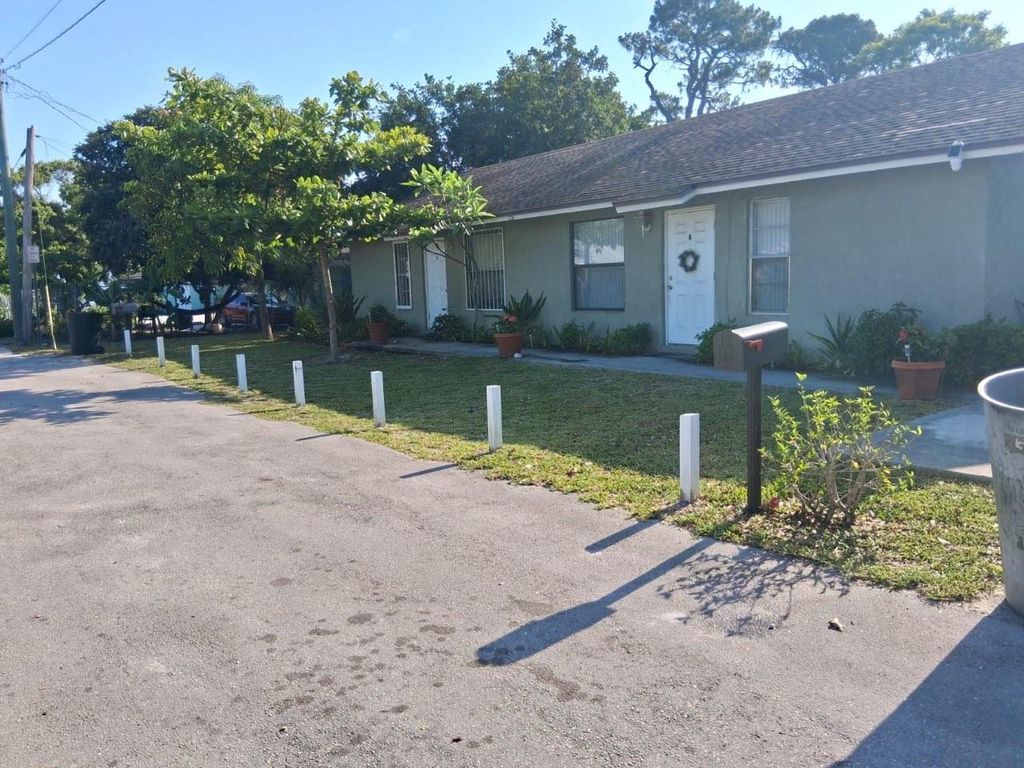 Photo of 118 S 19th Court, Fort Pierce, FL 34950 (MLS # F10507623)