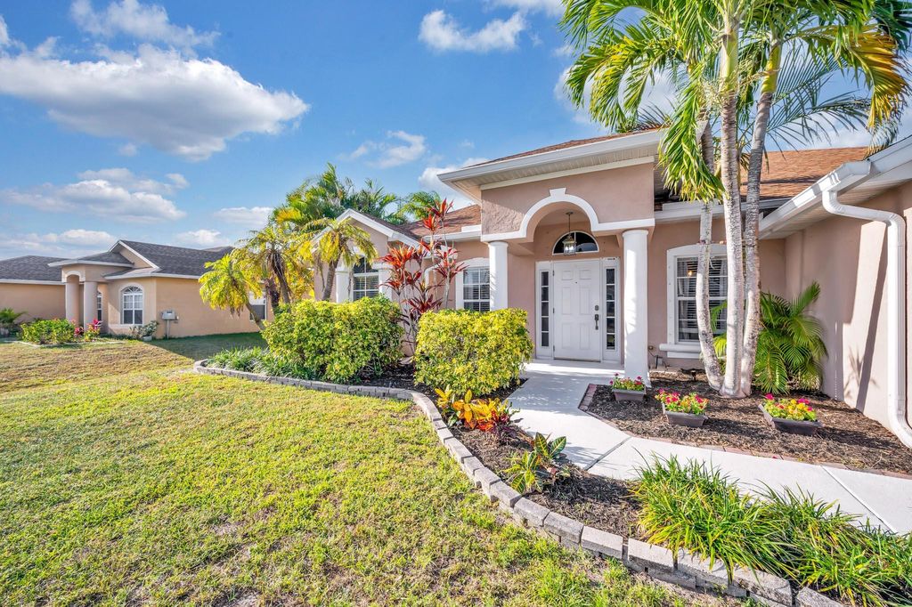 Photo of 671 SW Hoffenberg Avenue, Port Saint Lucie, FL 34953 (MLS # R10975376)