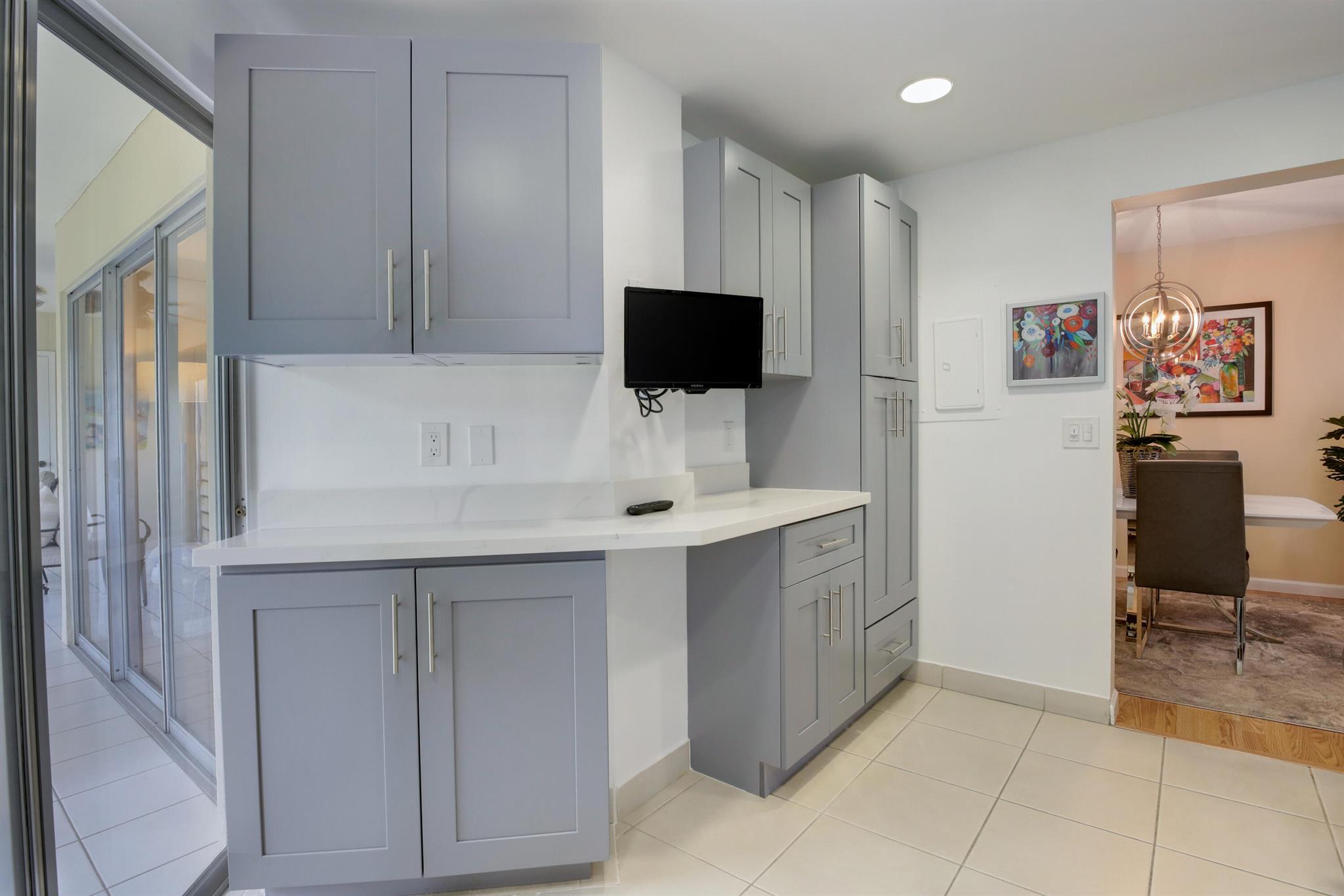 3810 Via Poinciana 401