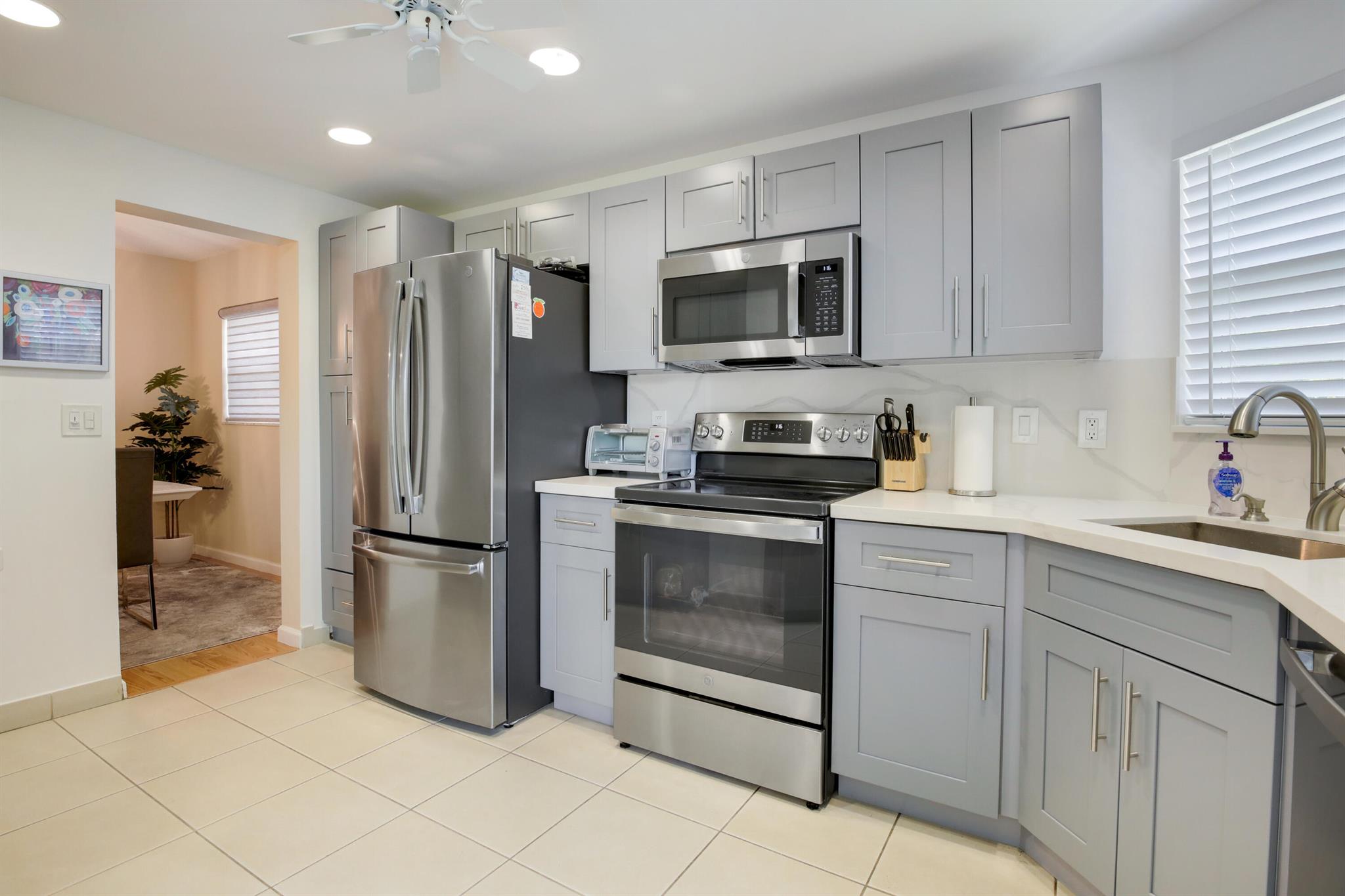 3810 Via Poinciana 401