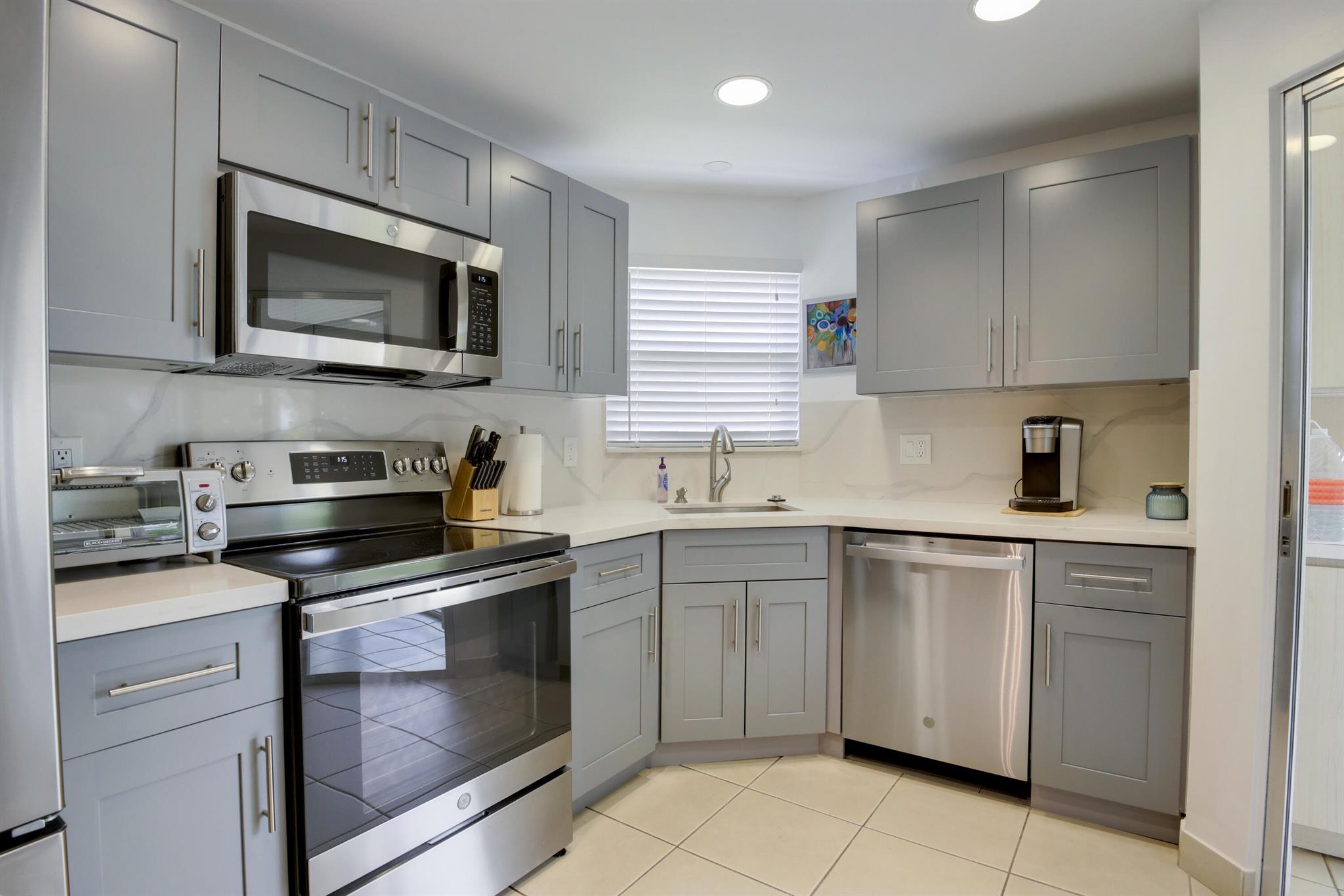 3810 Via Poinciana 401