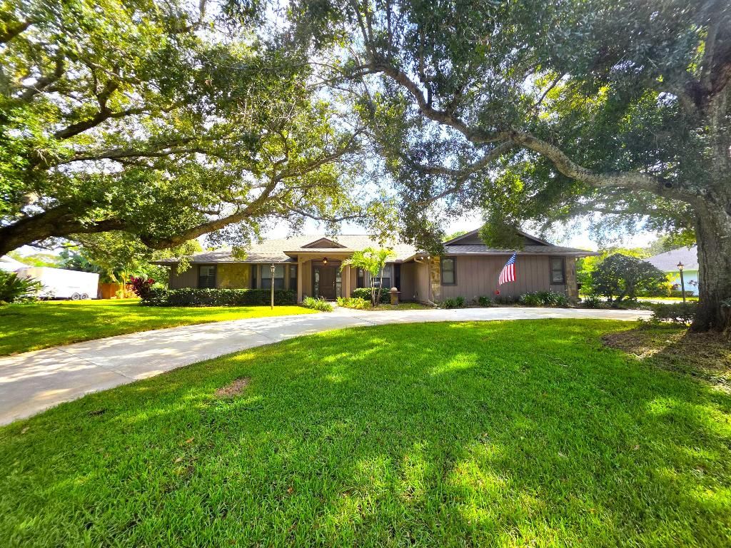 Photo of 1060 31st Avenue, Vero Beach, FL 32960 (MLS # R11148700)