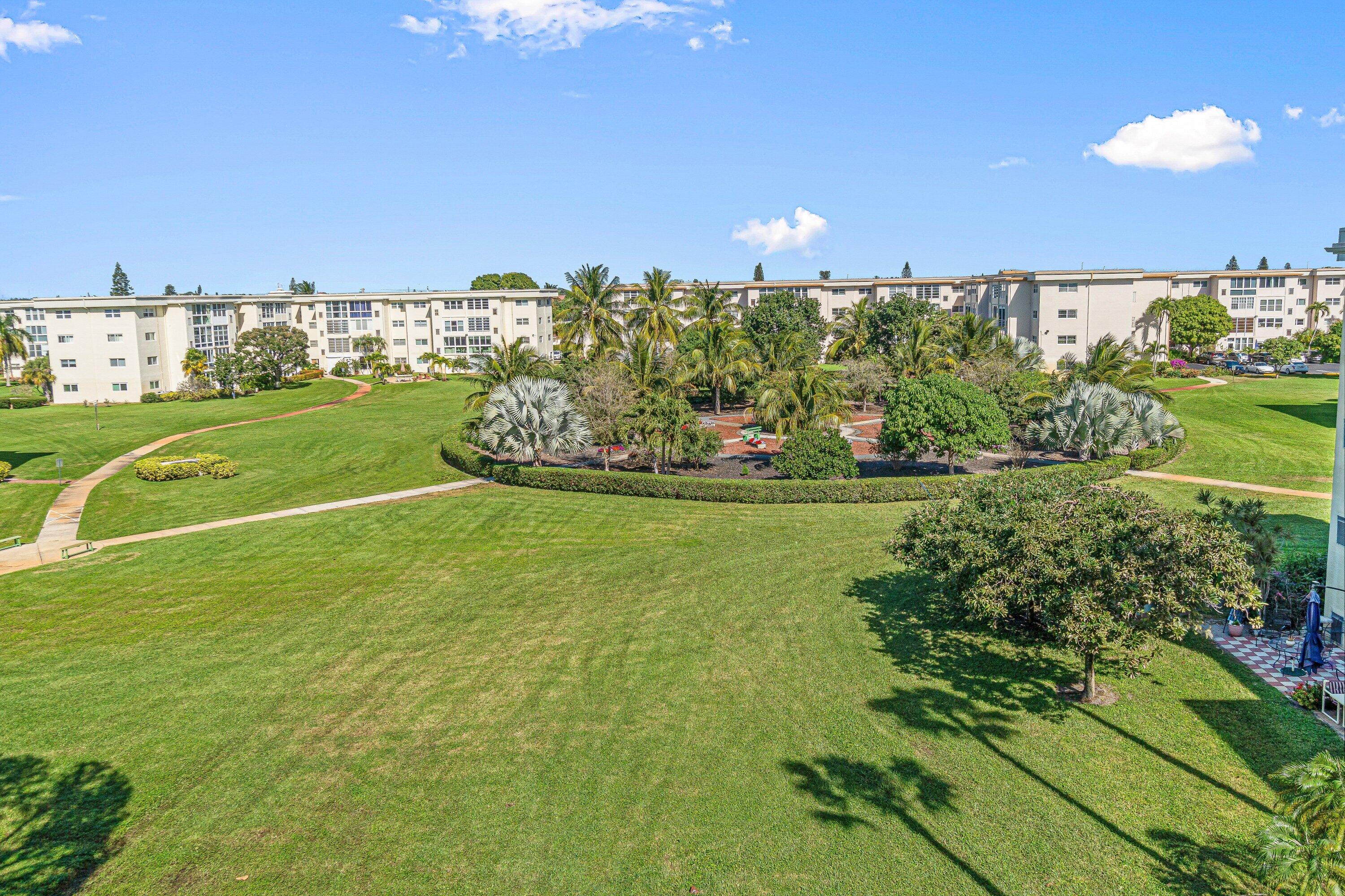 VILLAGE ROYALE ON THE GREEN CONDO - Residential