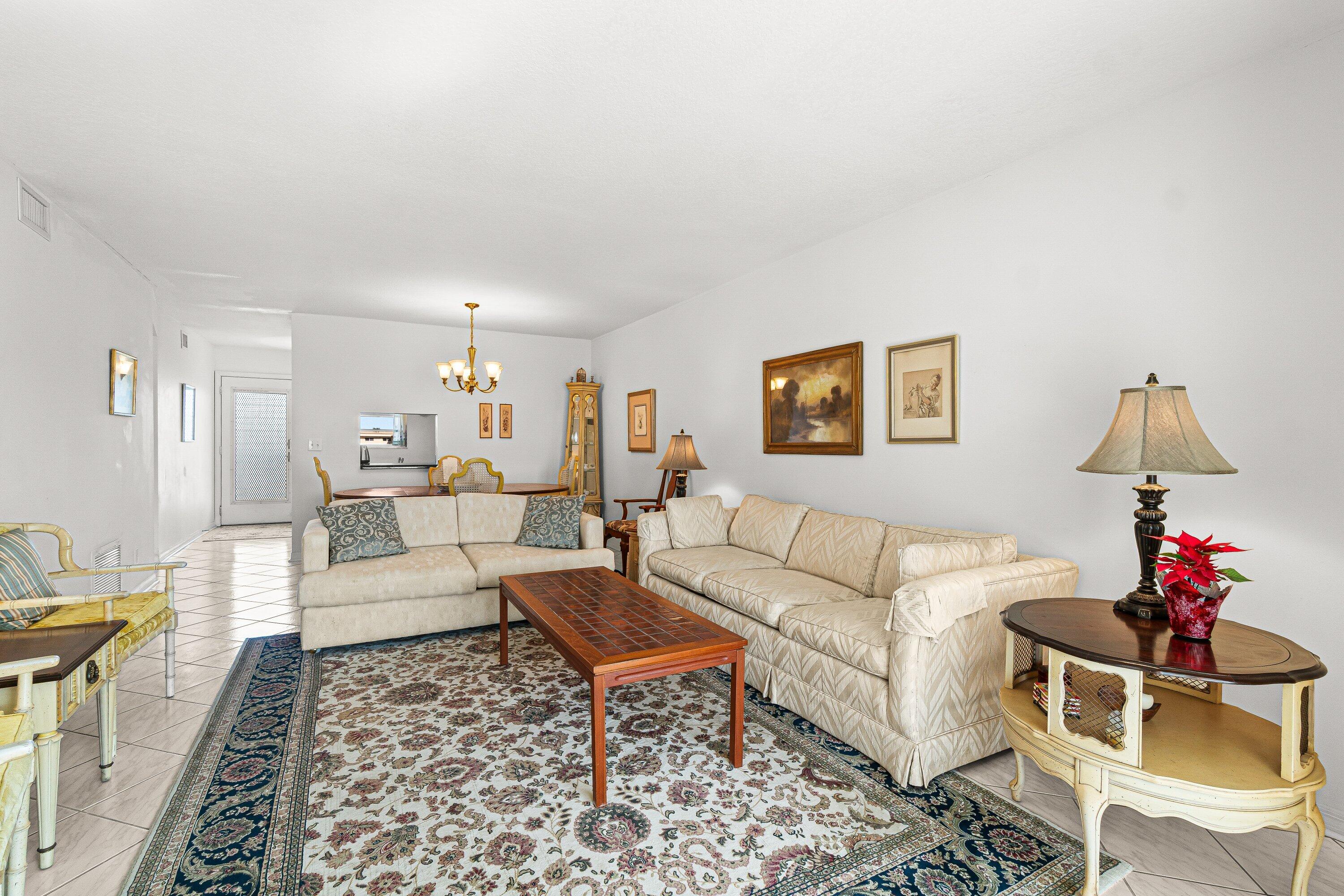 VILLAGE ROYALE ON THE GREEN CONDO - Residential