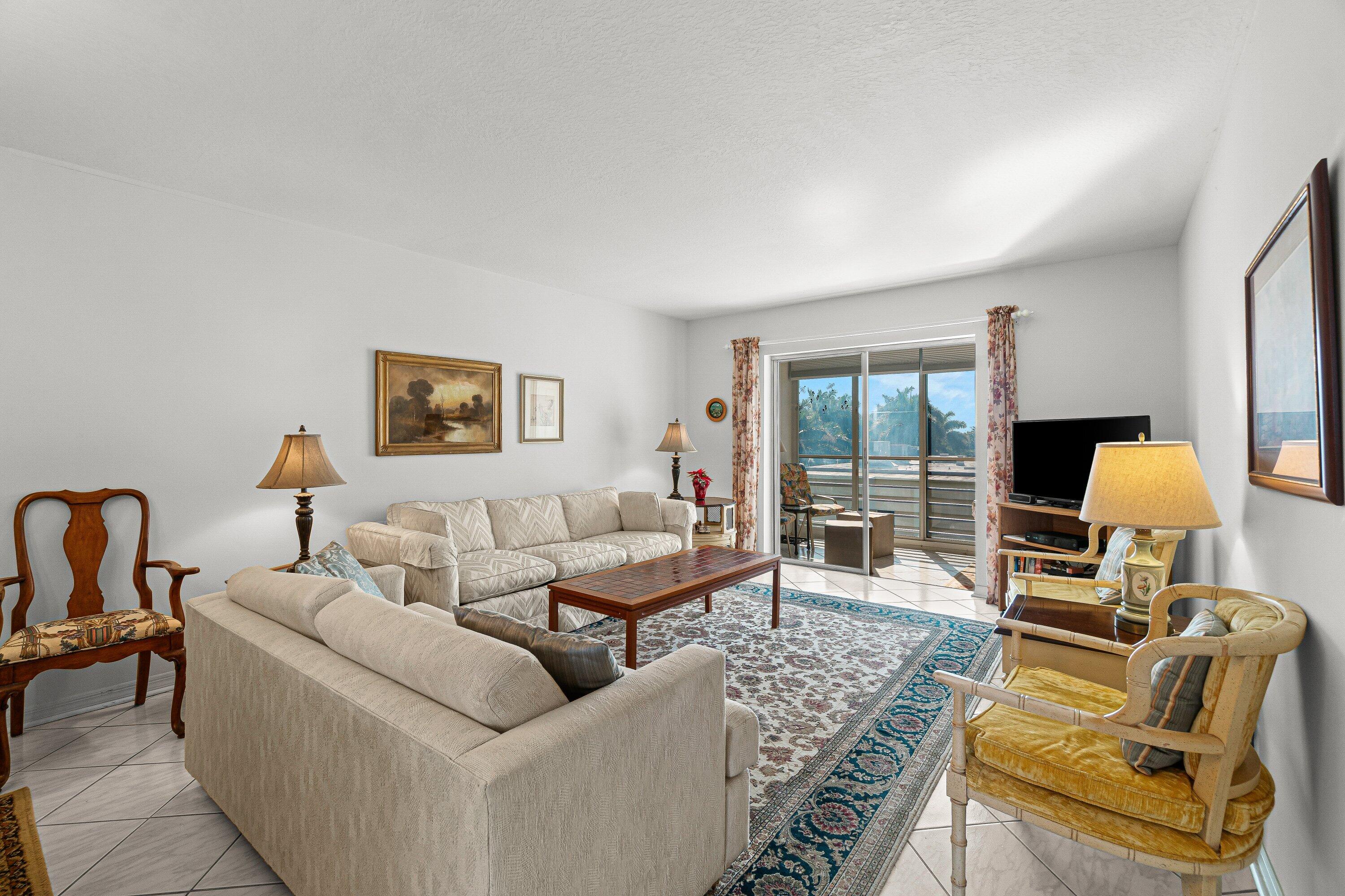 VILLAGE ROYALE ON THE GREEN CONDO - Residential